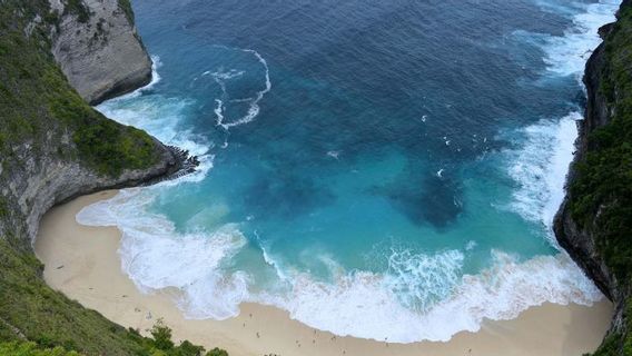 Waves Rolled On Kelingking Beach Nusa Penida Bali, German Caucasian Woman Experienced Broken Bones