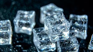 Jangan Tertipu, Ini Beda Es Batu dari Air Matang dan Mentah