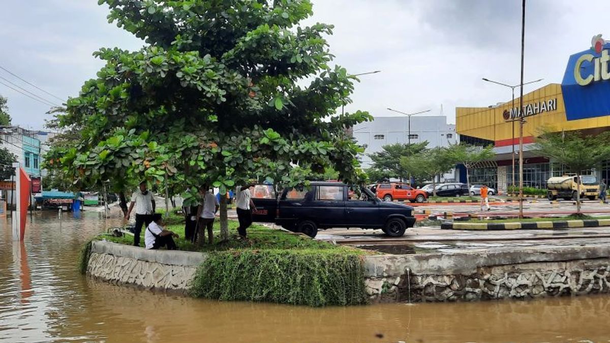 Citimall Baturaja مغلقة مؤقتا بعد أن ضرب من قبل 2 متر الفيضانات، مدير يسأل عن مساعدة حفارة تفريغ القنوات