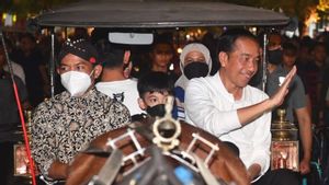 Malam Mingguan Jokowi Bareng Cucu Naik Andong Keliling Malioboro