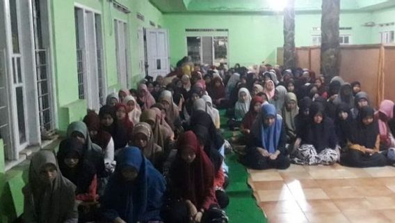 هؤلاء الطلاب ورجال الدين يصلون معا من أجل آدي ياسين الذي اتهم برشوة بقيمة 1.9 مليون روبية إندونيسية لموظفي BPK من أجل WTP