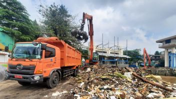 Tumpukan Sampah di Pintu Air Manggarai Kiriman Depok yang Terbawa Arus di Kali Ciliwung