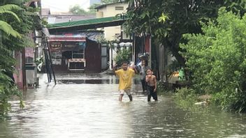 大雨はサマリンダ市の道路や集落の洪水を引き起こす