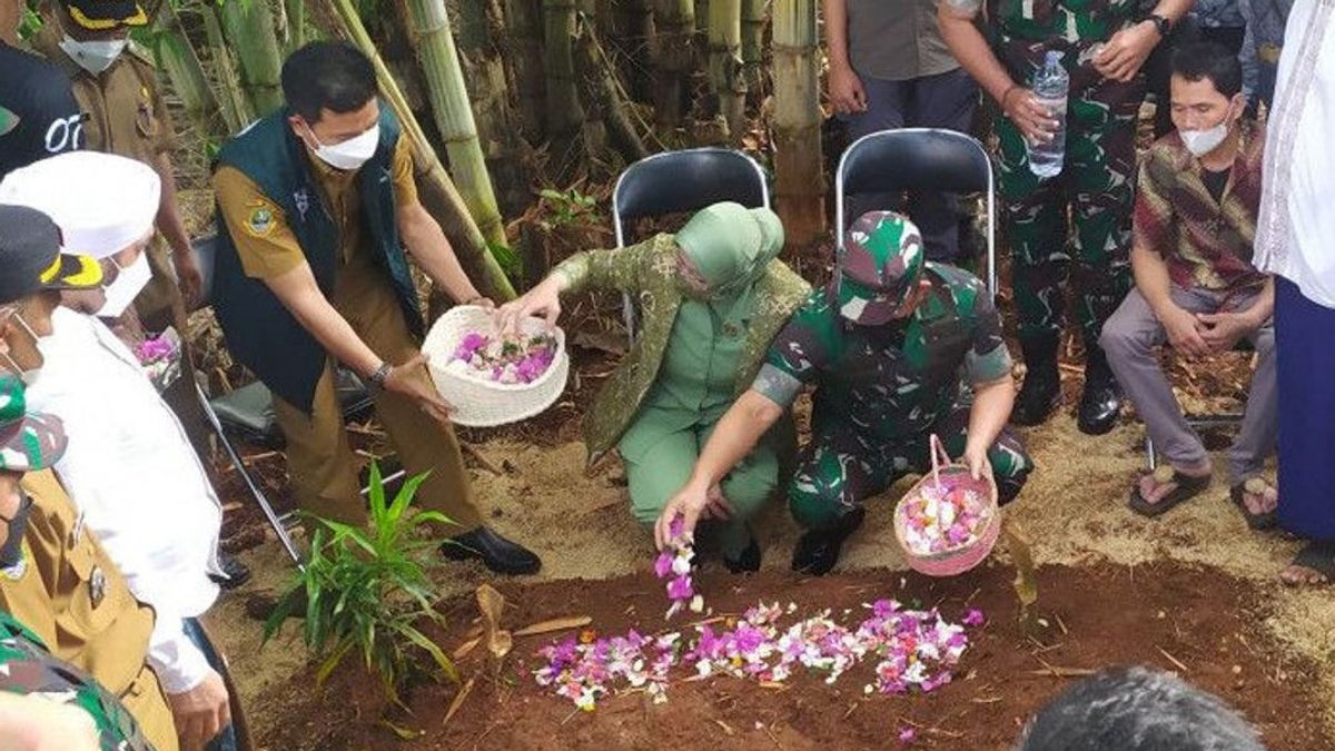 Jenderal Dudung Abdurachman Kunjungi Makam Korban Tabrak Lari Anggota TNI AD