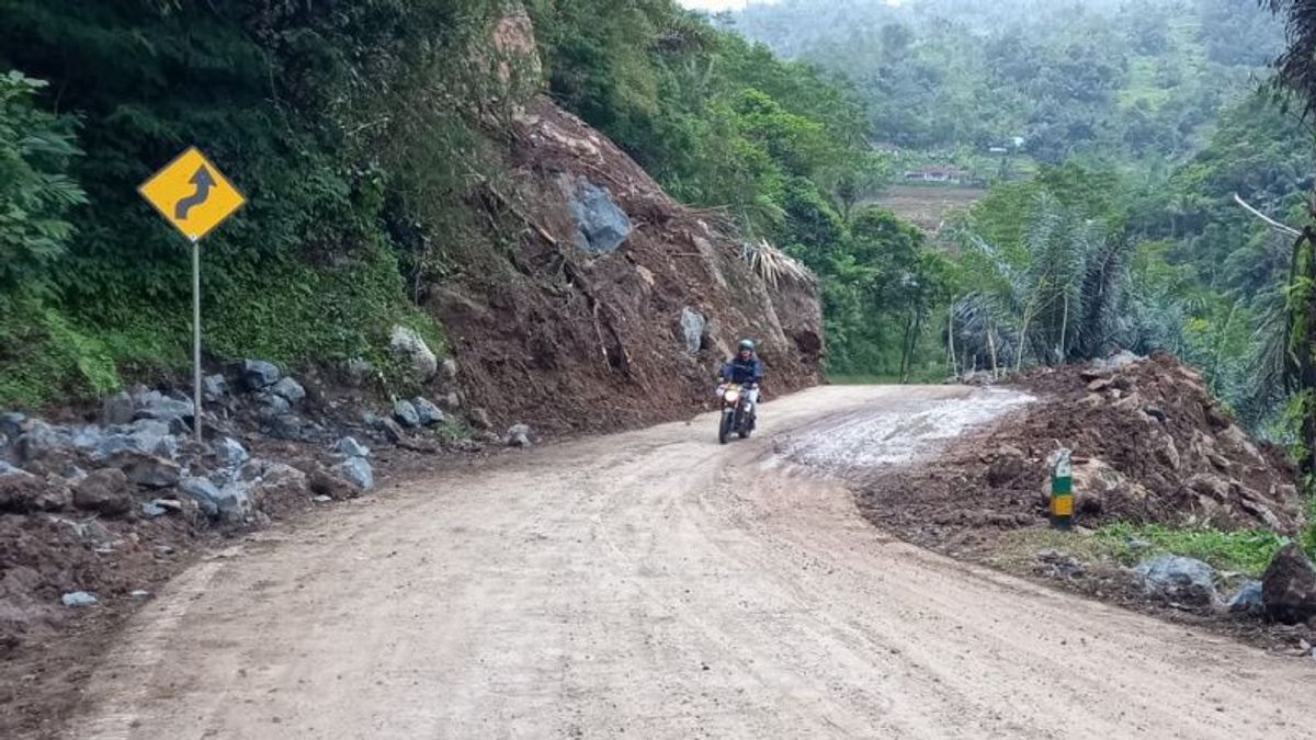 Sempat Tertutup Longsoran Batu, Kini Jalur Talegong di Garut Sudah Kembali Normal