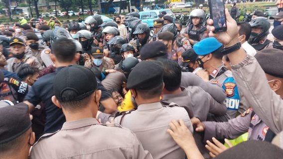 Terinjak Puluhan Perusuh saat Ada Aksi Demo di Patung Kuda, Kapolsek Gambir Masuk Rumah Sakit