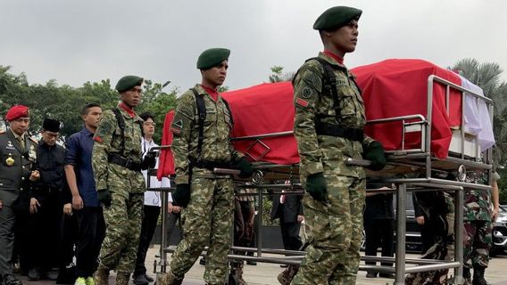 印尼国民军指挥官阿古斯将军领导多尼·莫纳尔多葬礼