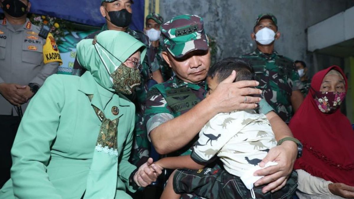 Melayat ke Sidoarjo, KSAD Dudung Abdurachman Tanggung Biaya Pendidikan Dua Anak Babinsa yang Gugur di Papua