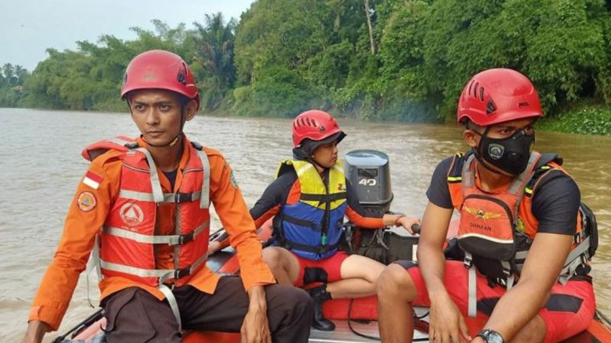 Lansia di OKU Terseret Sungai, 2 Hari Tim SAR Masih Melakukan Pencarian