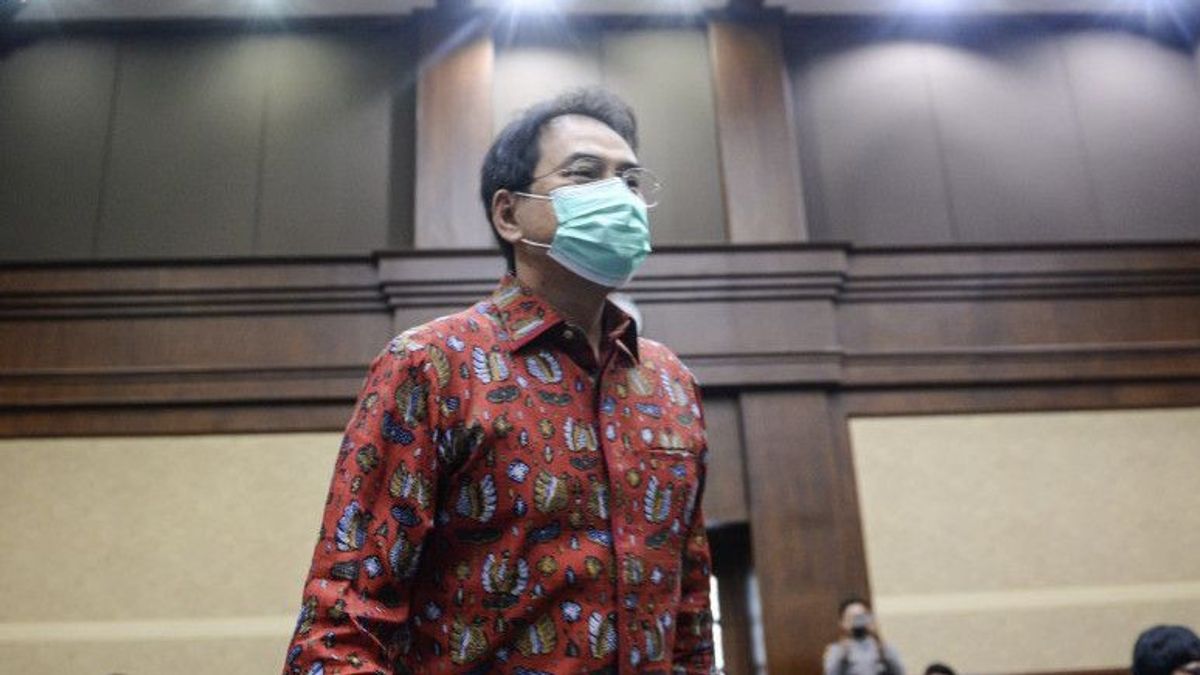 因此，证人，前Buapti Lampung Tengah说Azis Shamsuddin要求收取8%的费用