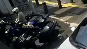 Pencuri Motor di Mampang Jaksel Terekam CCTV, Pelaku Berjumlah 2 Orang