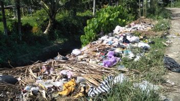 مكب النفايات في الكتلة A من منطقة بوجوت الفرعية ، وسط لومبوك ، مليئة بأكوام النفايات المنزلية والأكياس البلاستيكية