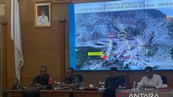 CIREBON - حكومة سيريبون سيتوب ريجنسي تفتيش ضحايا الانهيار الأرضي لمنجم جبل الحصان ، 4 أشخاص يقال إنهم مفقودون