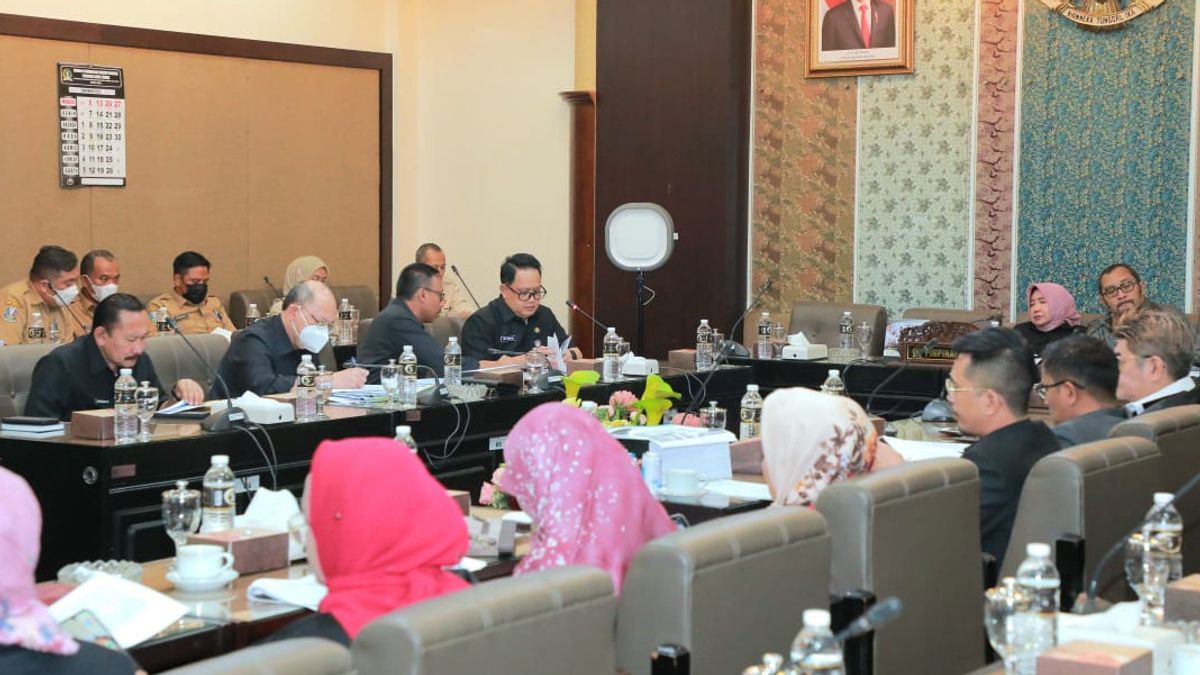 الميزانية الإقليمية لجاوة الشرقية 2023 30.57 تريليون روبية إندونيسية تم التصديق عليها