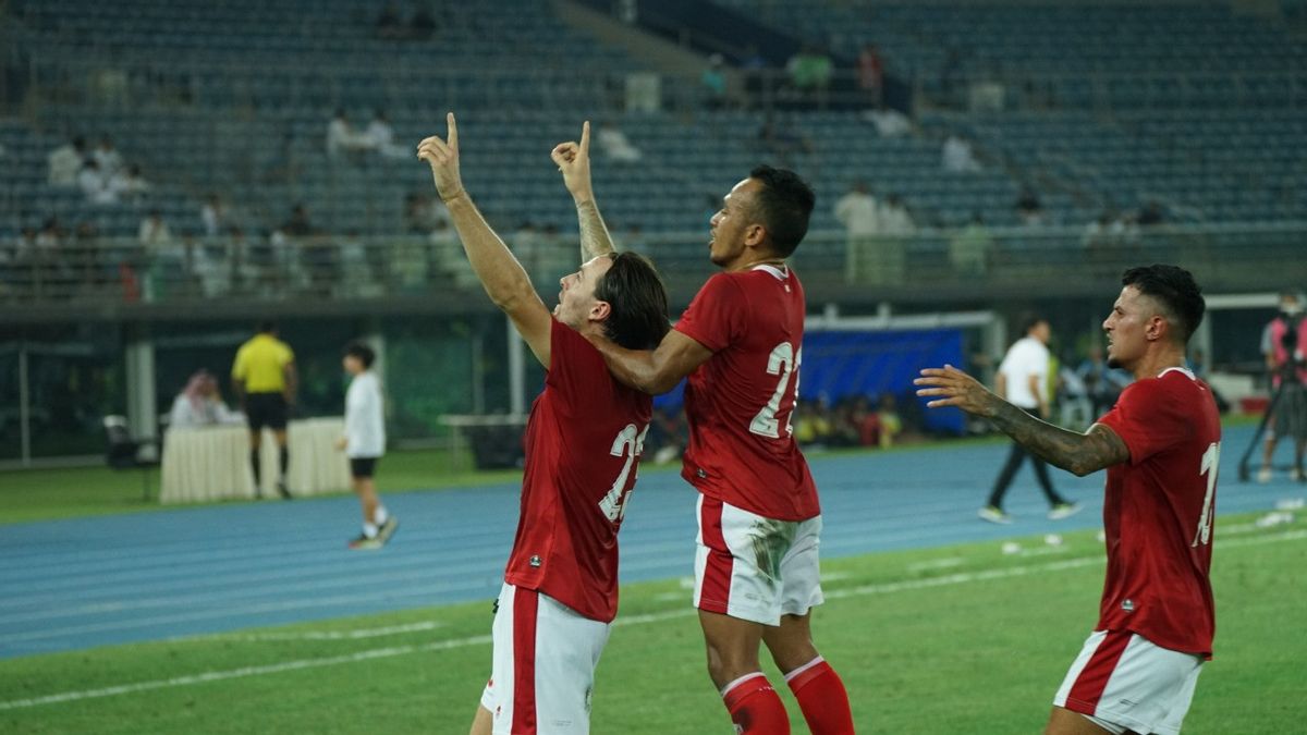 印度尼西亚国家队在2023年亚洲杯预选赛中由Marc Klok和Rahmat Irianto进球的镜头