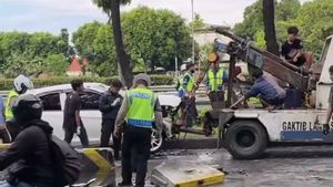 Pengemudi Honda Brio Tewas Setelah Menabrak Separator Busway di Kawasan Slipi