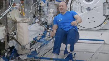 在太空中打羽毛球，俄罗斯宇航员和日本亿万富翁从国际空间站促进健康的生活方式