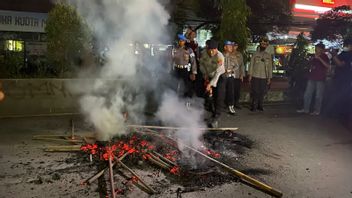 Selesai Demo, Polisi dan Mahasiswa Bersama-sama Bersihkan Sampah Ban yang Terbakar di Jalanan