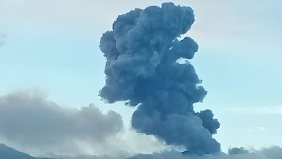 木曜日の朝、ドゥコノ山は1キロメートルの高さの火山灰を噴き出しました