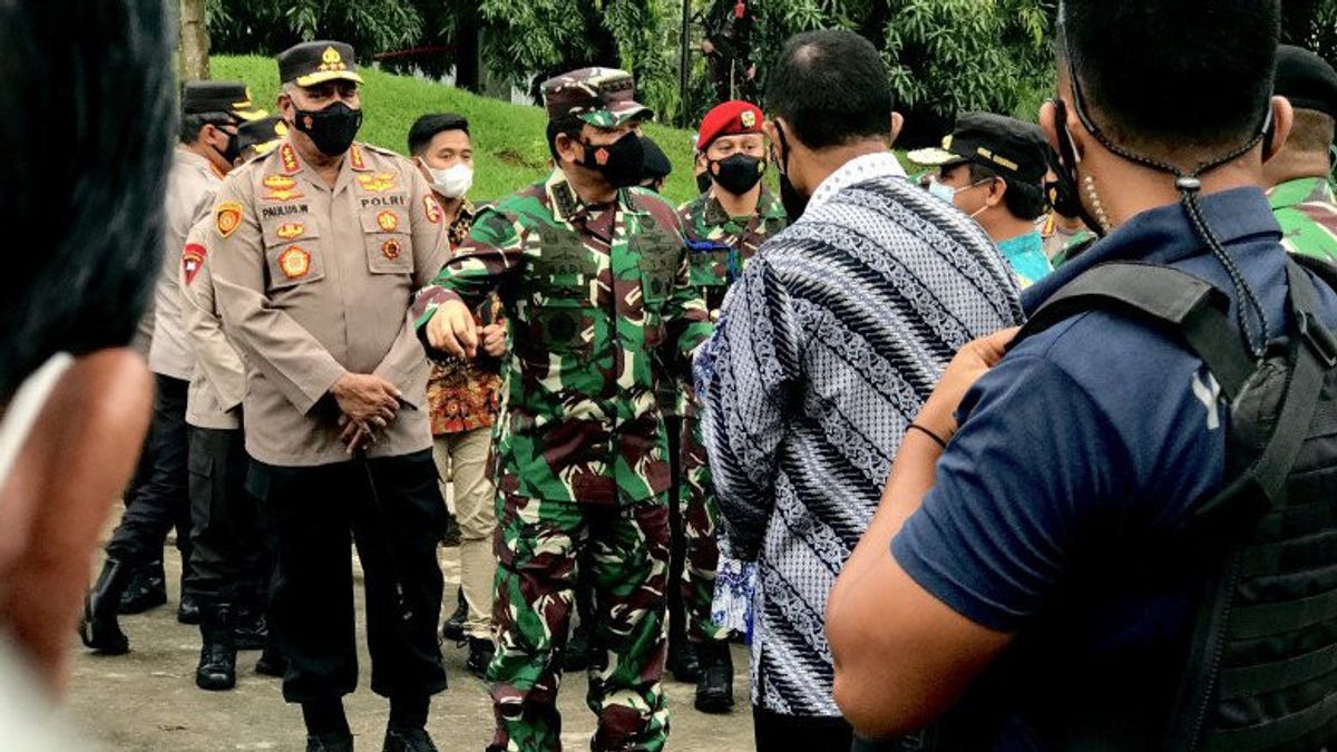 Cek Pengamanan Gereja di Makassar, Panglima TNI Tanya Prajurit di Atas Panser
