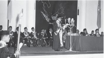 スカルノ大統領は、1964年12月2日、今日、IAINシャリフ・ヒダヤトゥッラー・ジャカルタから名誉博士号を授与しました