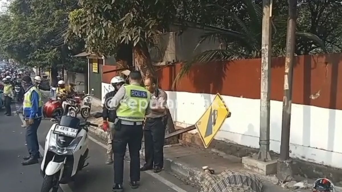 Riding An Xmax Motorbike, Police Member Dies After Hitting A Road Barrier In Pancoran