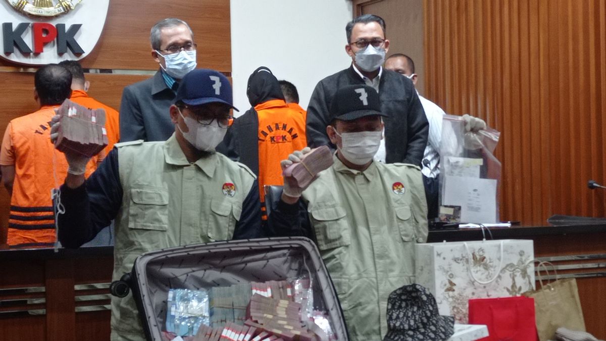 Not Only Rp1 Billion, The KPK Also Confiscated Dior Hats And Zara Shopping Bags During The Arrest Of Penajam Paser Utara Regent