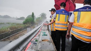 Le ministère de la construction de digues temporaires pour prévenir les inondations à KM 50 de l'autoroute Tangerang-Merak
