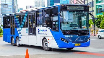 Diduga Hilang Konsentrasi, Lansia Tewas Tertabrak Bus TransJakarta