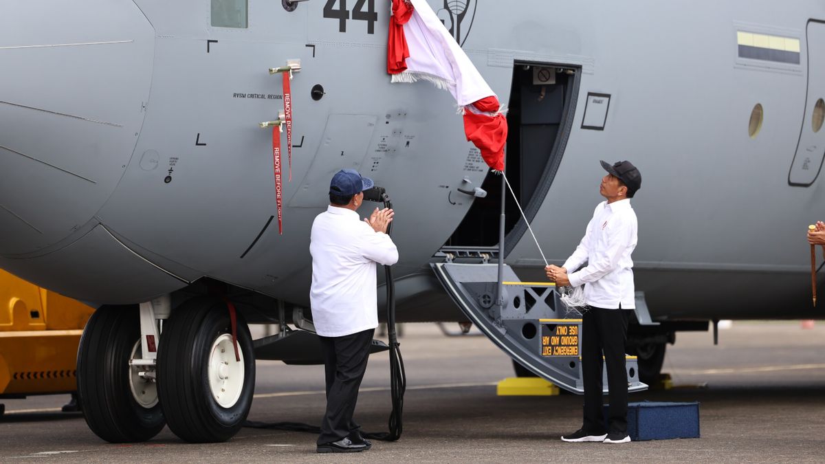 Accompanied By Prabowo, Jokowi Hands Over Super Hercules Plane To Indonesian Air Force
