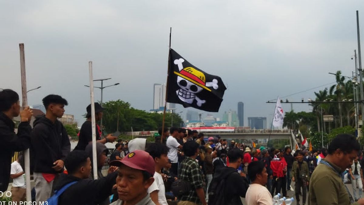 Ribuan Buruh Pulang, Giliran Massa dari Berbagai Elemen Geruduk Gedung DPR RI 