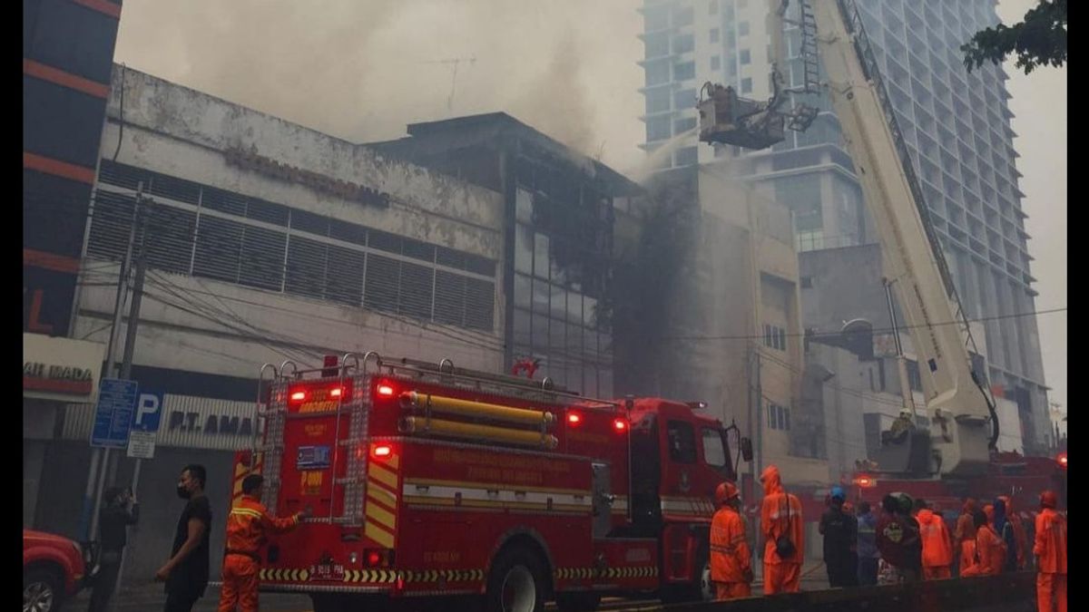 Petugas Damkar Akui Kesulitan Padamkan Api karena Banyak Glasswool di Dalam Ruko