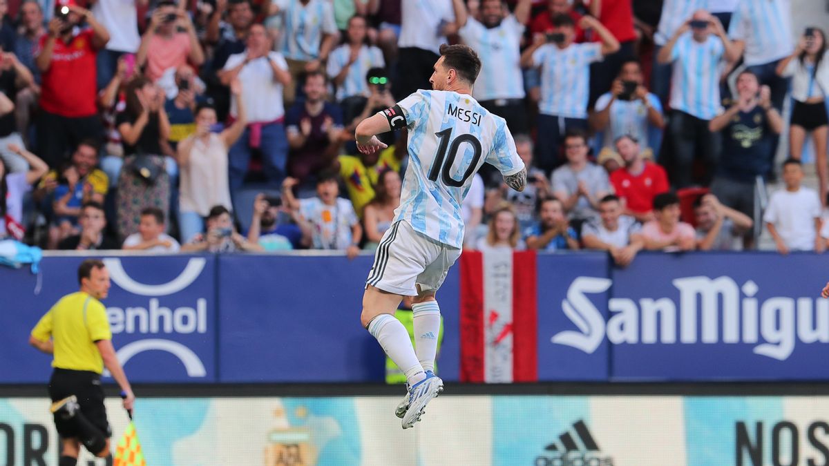 سجل جميع الأهداف في فوز الأرجنتين 5-0 على إستونيا ، ليونيل ميسي يعادل أرقام أندريس مارفيزي وخوسيه مانويل مورينو
