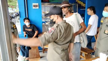 براديب كومار Xplorer ابتزاز الأكشاك العملاء في دينباسار بالي، اعتقل من قبل Satpol PP
