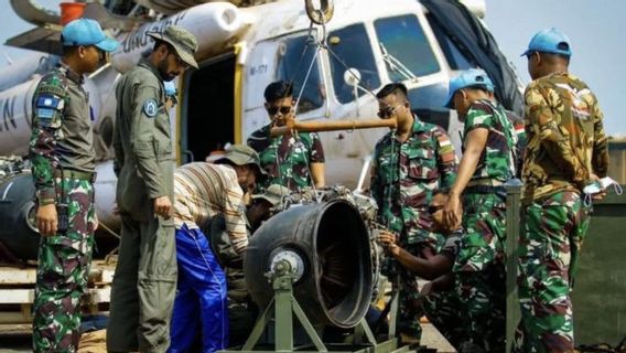 TNI 군인들이 파키스탄 헬리콥터 유지보수 수행을 돕습니다.