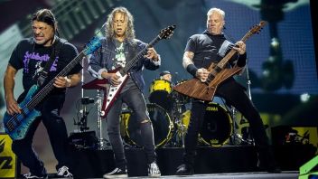 メタリカのコンサートセンセーションのために、パースクライミングスタジアムタワーの2人の男性が警察に逮捕