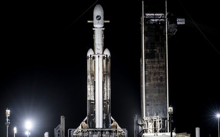 Peluncuran Roket Falcon Heavy Kembali Ditunda untuk Ketiga Kalinya