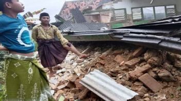 大雨导致邦加兰的学校倒塌