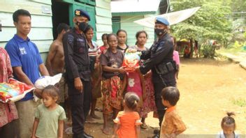 Closer To The Anak Dalam Tribe, Jambi Police Mobile Brigade Distributes Basic Food Aid
