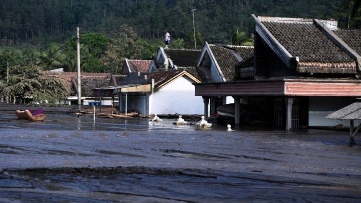 カジャン・カンディプロロ・ルマジャンの数十の家が雨のためにセメル材料に沈んだ