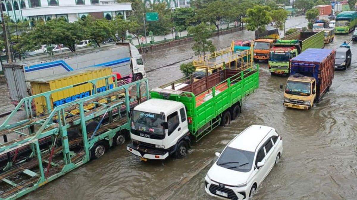 カリガウェ洪水、スマランのタンジュンエマス港に向かう流れが広がっています