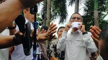 Asked About The KPK Celebrating The DKI DPRD Building, Heru Budi Covers His Mouth Using Paper