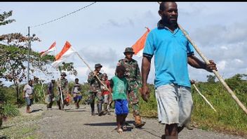 L’esprit De TNI Avec Les Résidents Met Le Drapeau Rouge Et Blanc Sur La Frontière De La Papouasie