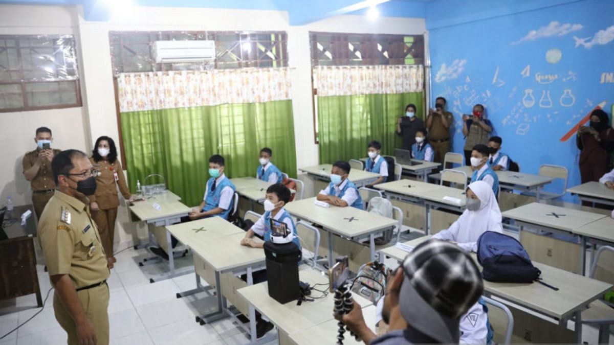 Le Maire De Makassar, Danny Pomanto, Et Fatmawati Rusdi Surveillent Les Simulations PTM Dans Les écoles, Les élèves Antigéniques D’abord