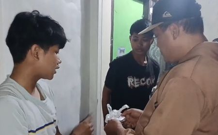 Warga Pondok Bambu Tangkap Dua Remaja Sedang Ambil Paket Narkoba di Atas Tembok Rumah