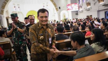 Le gouverneur de Java Centre, Sapa, assiste à la messe de Noël à la cathédrale de Semarang