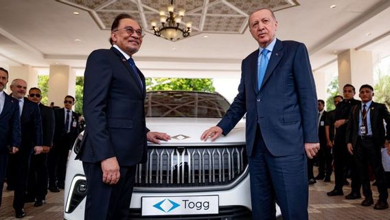 President Erdogan Awarded PM Anwar A TOGG Electric Car