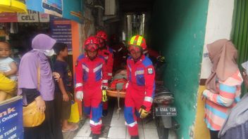 Wanita Hamil dengan Berat Badan 90 Kg Dievakuasi Petugas Damkar dari Lantai 2 Rumah