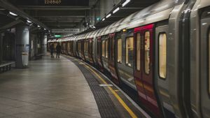 機械工はイギリスの地下鉄で服を縫うために解雇された