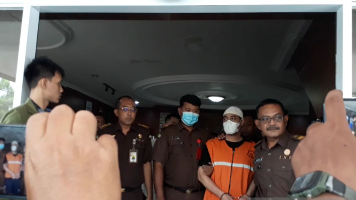 即将受审的家庭暴力嫌疑人Venna MelindaFerry Irawan被安置在Kediri监狱